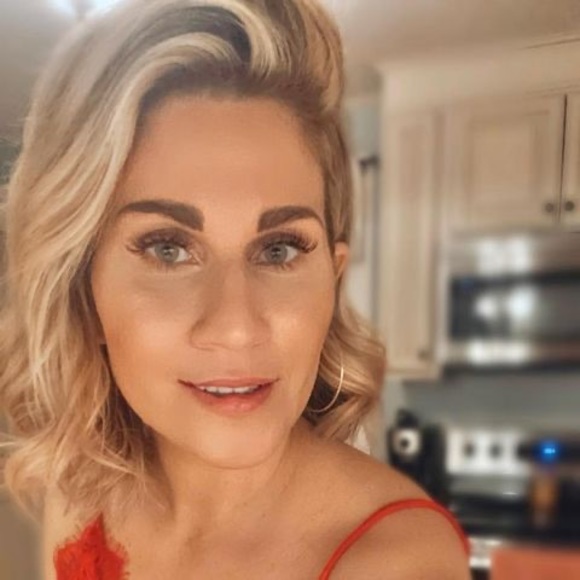 Meet your Posher, Lindsay - Picture 1 of 1